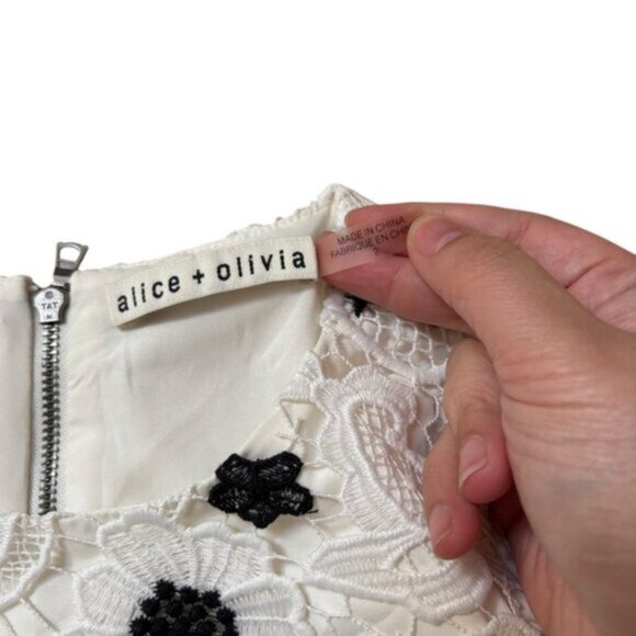 Alice & Olivia Tru Guipure Lace Sleeveless Top Size 2 Black and White - Picture 3 of 7